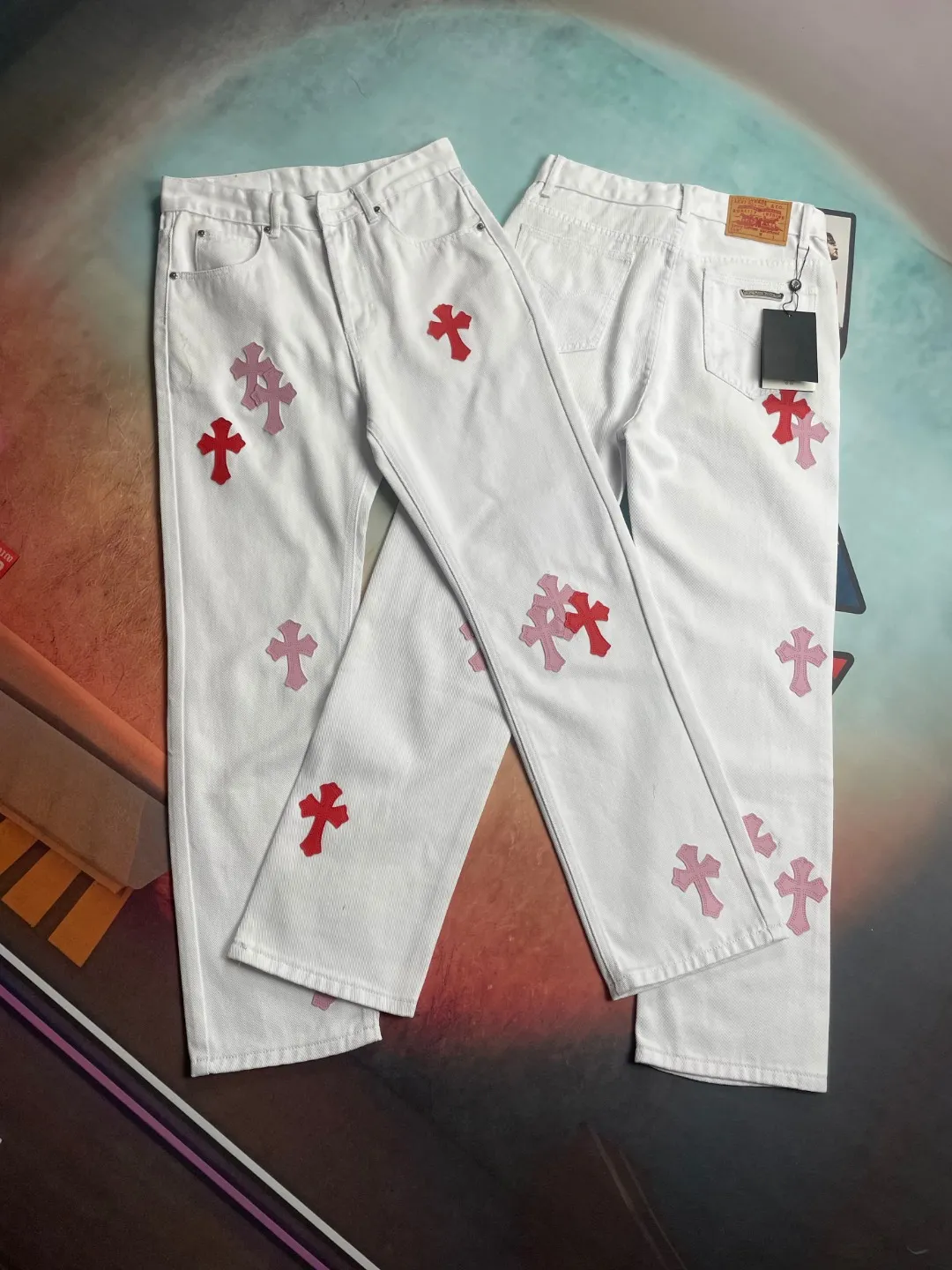 🅿️240 🔘Style No.-KL122 🔘Cro Heart𝐂𝐡𝐫𝐨𝐦𝐞 𝐇𝐞𝐚𝐫𝐭 Miami high street white pink cross patchwork leather retro straight jeans* are carefully crafted with top-notch heavy-duty washing technology, and every process is dedicated to ingenuity. The calfskin is precisely laser-cut and turned into exquisite crosses, showing a luxurious texture in every detail. Paired with distressed silver hardware, the retro charm and fashion style are cleverly blended. The straight-leg design is a unique one, instantly slimming the upper body, modifying the lines of the legs, and showing a neat and capable temperament. From fabric selection to craftsmanship, every step is strictly controlled to show high-end quality and be clearly distinguished from ordinary products on the market. It is tailor-made for you who pursue the ultimate fashion.  Size: S M L XL (28.30.32.34) Color: white and pink